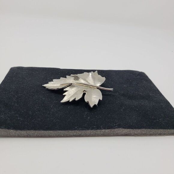 Vintage Silver Tone Maple Leaf Brooch Pin Pendant 3D Etched Gift Canadian - Picture 7 of 8